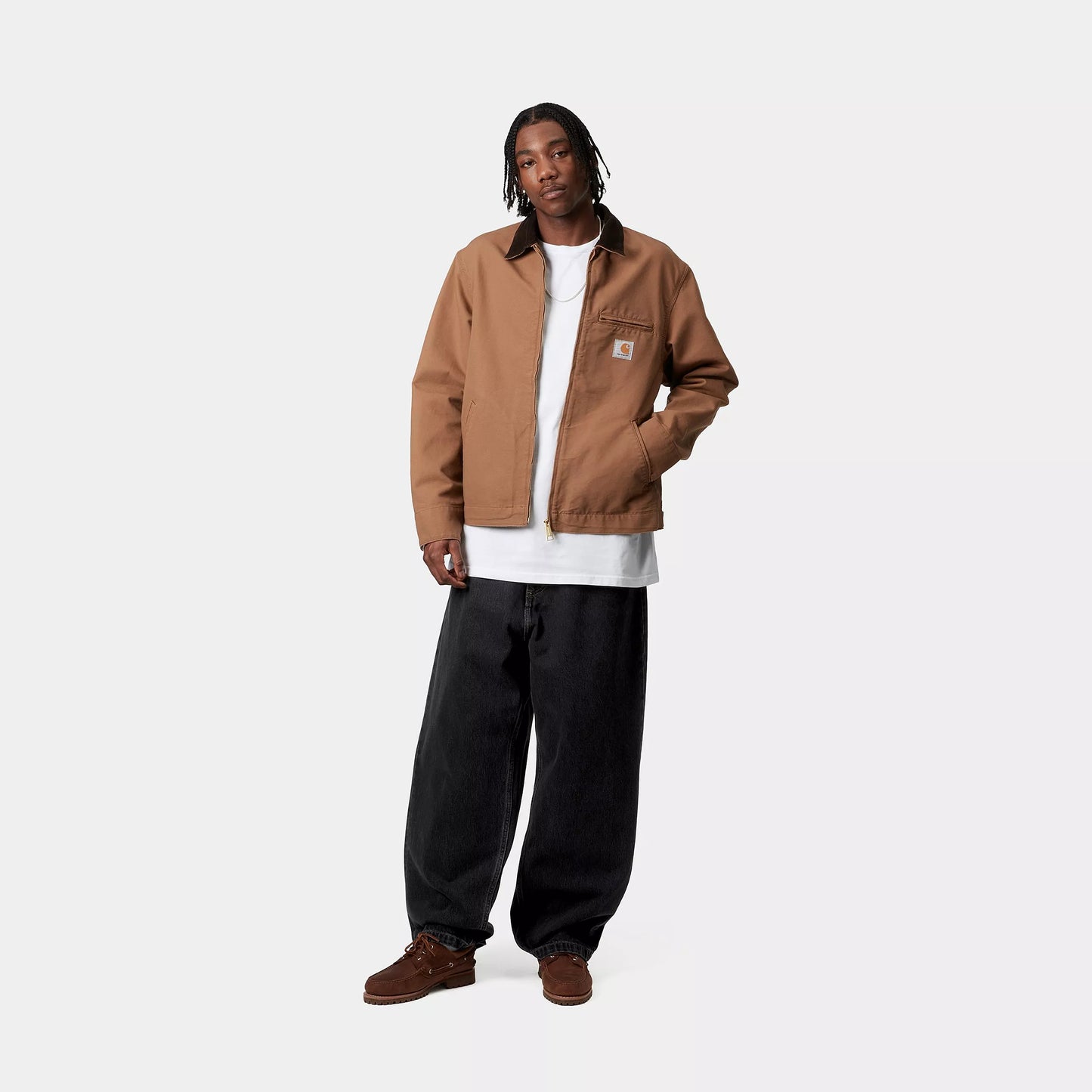 Carhartt wip Mustat miesten loose fit farkut mallin päällä 